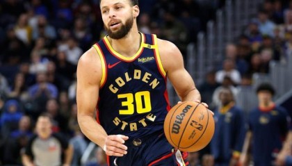 开云APP-勇士潜流暗涌！库里不满老板双线计划，又浪费一年？