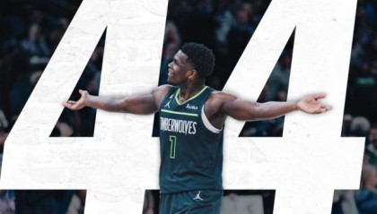 开云在线-爱德华兹双隔扣爆砍44分 他才是狼队未来最大爆点