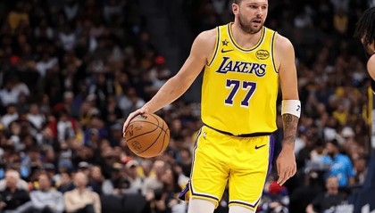 开云-湖人逆转掘金！东契奇轰38分，斯玛特统治关键球，詹姆斯带队起势